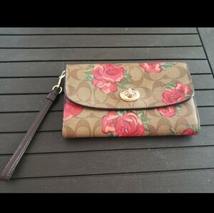 Rare coach red roses flower cc clutch fair condition inside